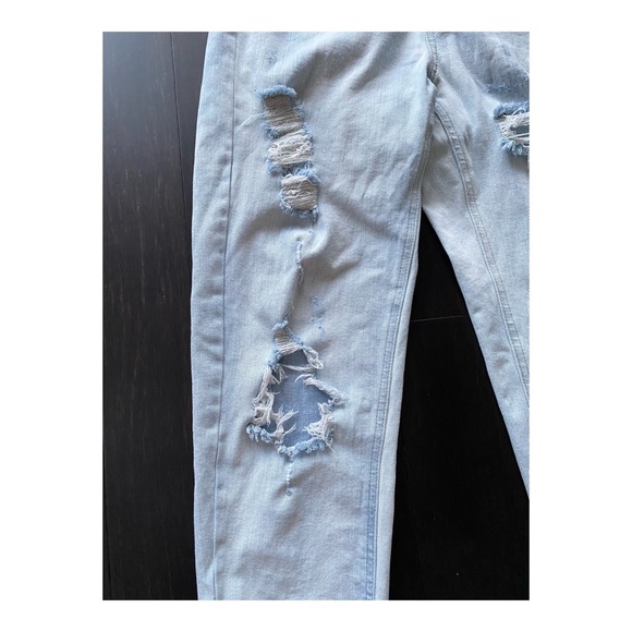 Distressed denim - Picture 4 of 7